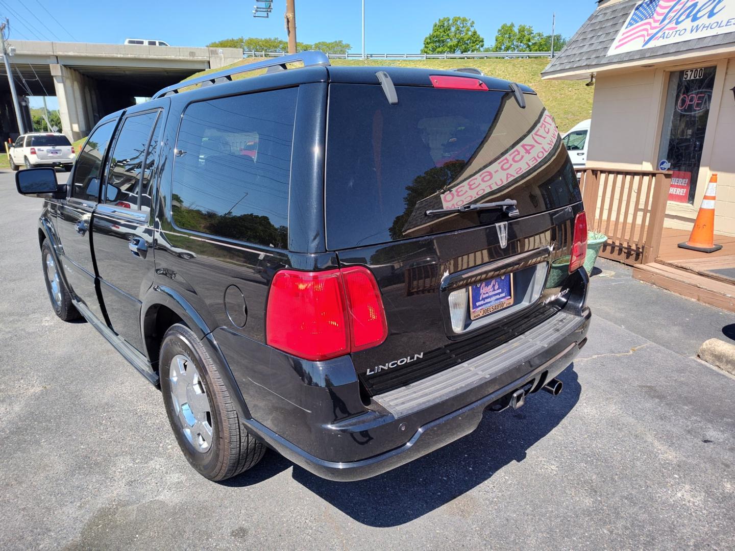 2006 Black /tan Lincoln Navigator 4WD Luxury (5LMFU28546L) with an 5.4L V8 SOHC 24V engine, 6-Speed Automatic Overdrive transmission, located at 5700 Curlew Drive, Norfolk, VA, 23502, (757) 455-6330, 36.841885, -76.209412 - Photo#12